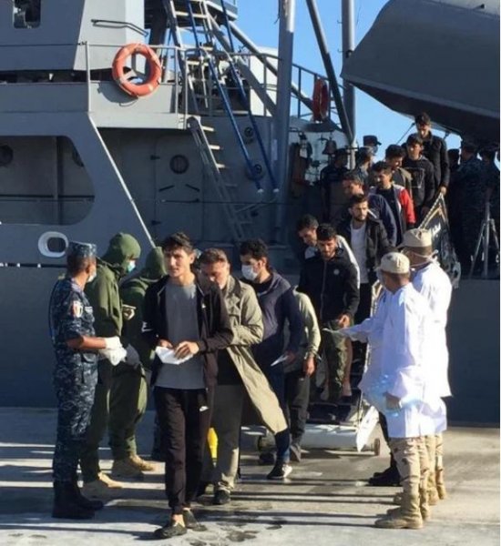 القوات البحرية المصرية تنقذ مركب ترفع العلم التركي بعد استغاثتها بالبحر المتوسط 