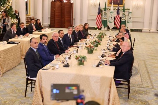 وفد اللجنة الوزارية المكلفة من القمة العربية الإسلامية يعقد جلسة مباحثات رسمية مع وزير الخارجية الأمريكي