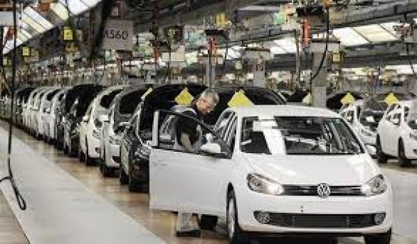 فولكسفاجن تعيد تشغيل أكبر مصنع سيارات في أوروبا  