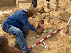 زاهي حواس: العثور على مقبرة «ميسي» في كشف أثري بسقار