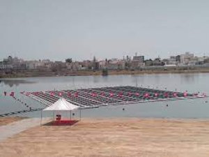تونس تطلق أول محطة عائمة لإنتاج الكهرباء من الطاقة الشمسية بتكلفة 500 ألف يورو