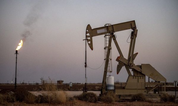 النفط يرتفع نحو 3% عند التسوية ومحادثات أوبك+ تحد من المكاسب