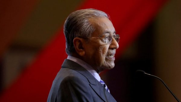 رئيس وزراء ماليزيا مهاتير محمد يتقدم باستقالته 