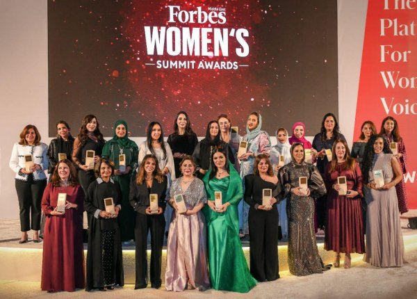 داليا الباز تتسلم جائزة فوربس لأقوى 100 سيدة أعمال بالشرق الأوسط