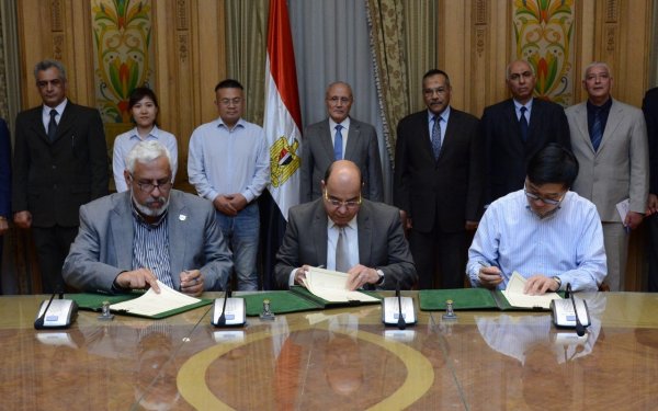وزير الإنتاج الحربى يشهد توقيع مذكرة لإنشاء مصنع لمحطات شحن السيارات بالكهرباء