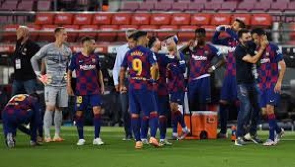 إصابة لاعب من برشلونة بكوفيد-19