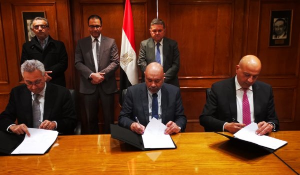 وزير قطاع الأعمال العام يشهد توقيع اتفاقية مساهمين لتأسيس أول شركة لبيع وتوزيع السيارات الكهربائية في مصر 