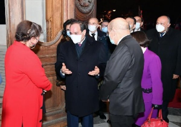 الرئيس السيسي يستهل لقاءاته في باريس بمباحثات مع وزير الخارجية الفرنسي 