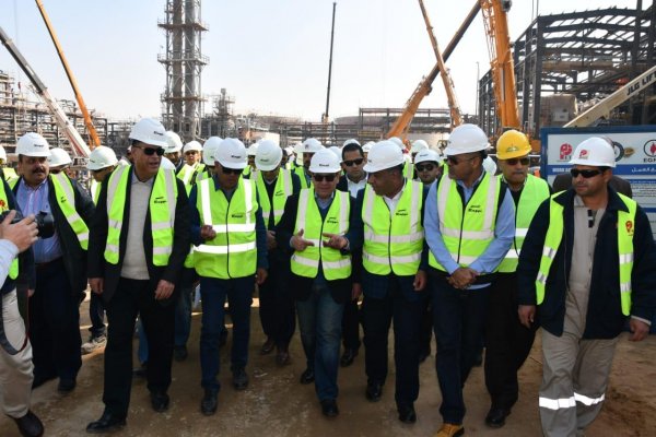 وزير البترول في جولة ميدانية بأسيوط يتابع الموقف التنفيذى لمجمع إنتاج البنزين عالى الأوكتان