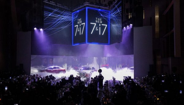 إطلاق BMW الفئة السابعة الجديدة كليا وi7 الكهربائية في احتفالية بالمتحف الكبير