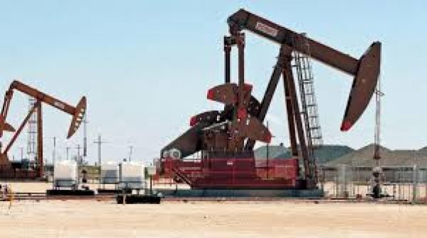 النفط يتراجع مع توقع وكالة الطاقة لفائض وانحسار المخاوف بشأن تعطل في ليبيا