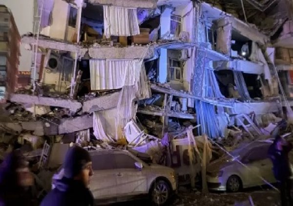 ارتفاع عدد ضحايا زلزال مدمر ضرب تركيا وسوريا إلى 187 قتيلا و956 مصابا