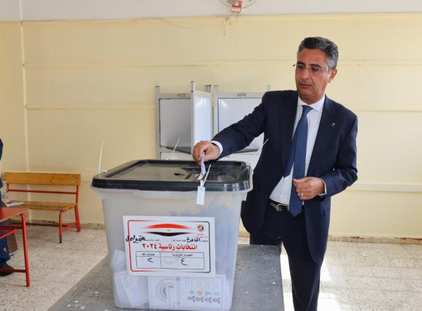 رئيس مجلس إدارة الهيئة القومية للبريد يُدلي بصوته في الانتخابات الرئاسية
