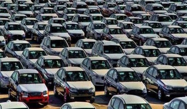 آلاف السيارات الفارهة عالقة في الموانئ بسبب العقوبات على روسيا