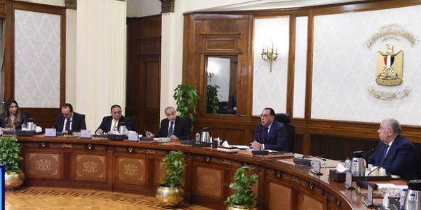 رئيس الوزراء يعقد اجتماعاً لبحث التوسع في إنتاج الزيت الخام محلياً