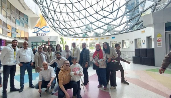 البنك الأهلي الكويتي – مصر ينظم زيارة إلى مؤسسة 57357 للأطفال لتزيين المستشفى احتفالاً بحلول شهر رمضان المبارك