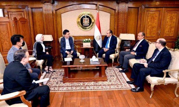 سامسونج تبحث مع وزير الصناعة خطط توسيع استثماراتها في مصر