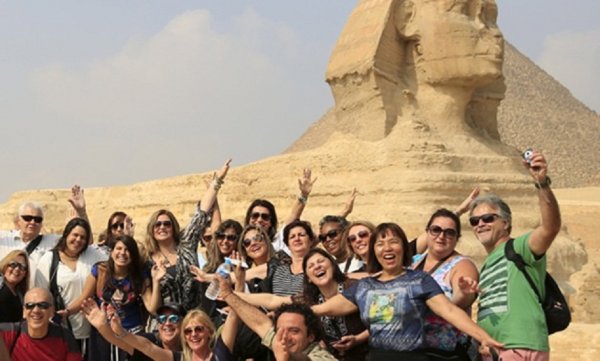 غدا.. وزير السياحة يعلن تسهيلات جديدة للحصول على تأشيرة الدخول لمصر
